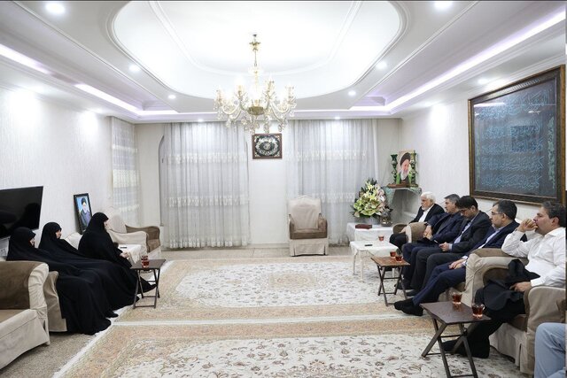 دیدار معاون اول رئیس‌جمهور با خانواده‌های آیت‌الله رئیسی و مالک رحمتی