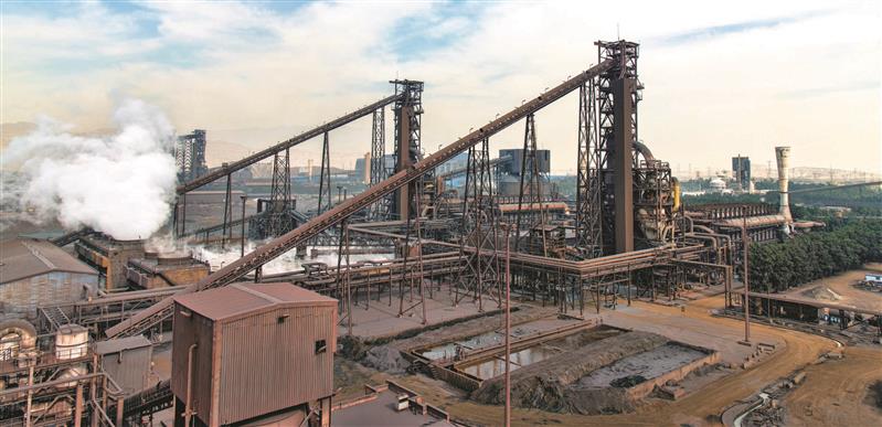 دیدار مدیرعامل گروه فولاد مباركه و فرمانده سپاه صاحب‌الزمان (عج) استان اصفهان با مادر ۴ شهید دفاع مقدس
