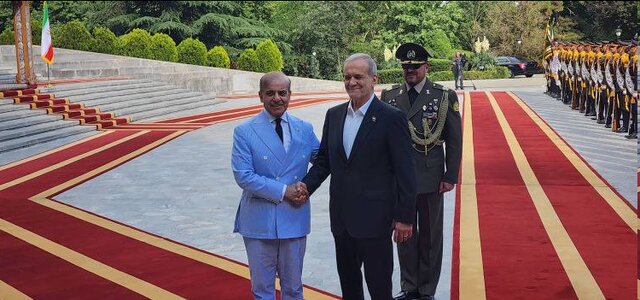استقبال رسمی پزشکیان از نخست وزیر پاکستان