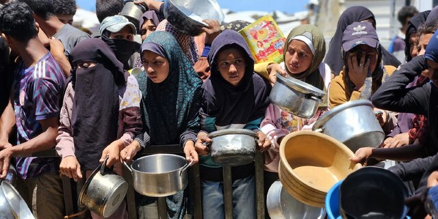 صهیونیست‌ها مردم گرسنه را به رگبار بستند