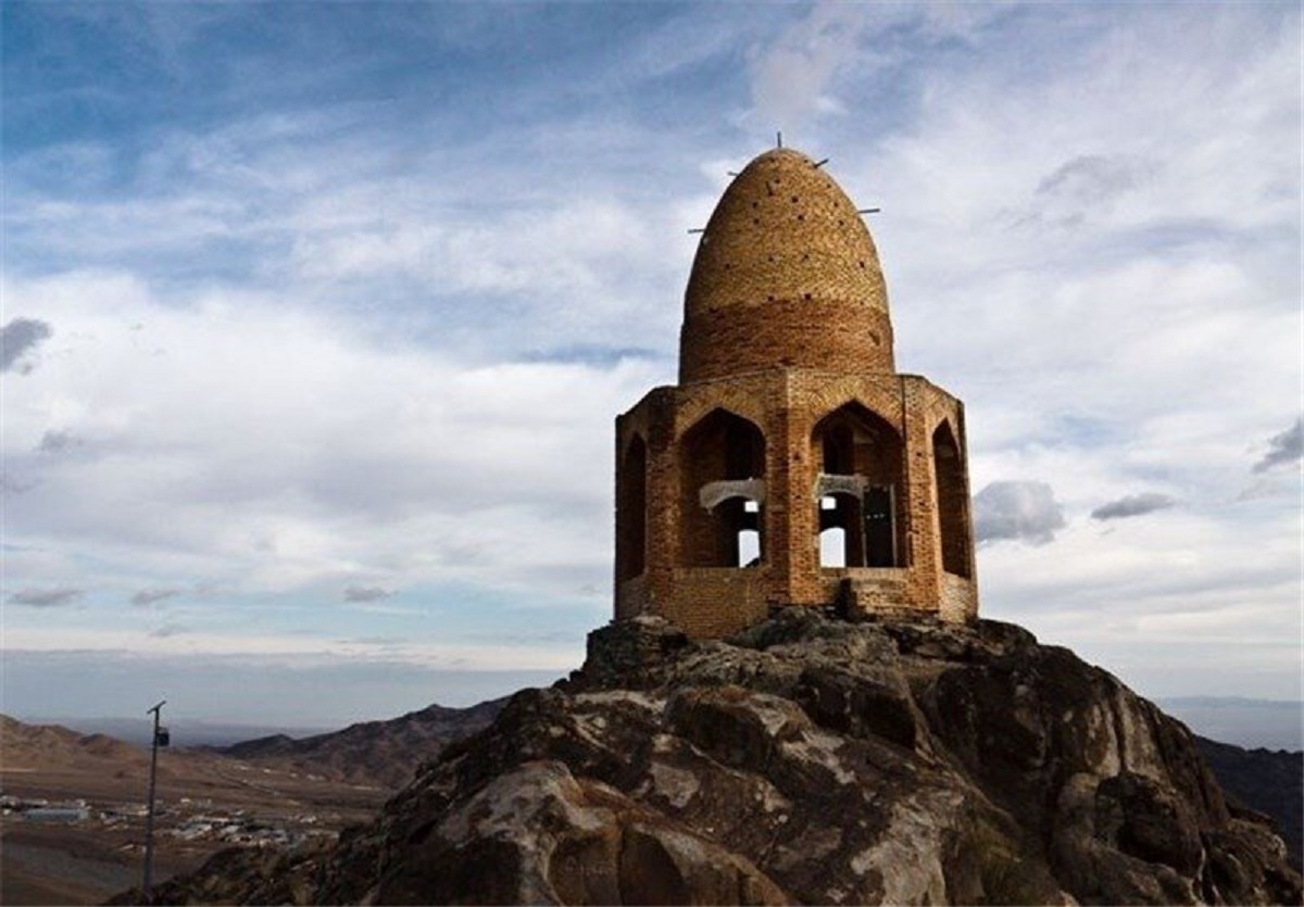 مقبره باز شکاری شاه عباس صفوی/ داستان کوه گنبد باز نطنز چیست ؟