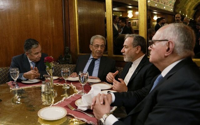 دیدار عراقچی با سه وزیر خارجه پیشین مصر در رستورانی در قاهره