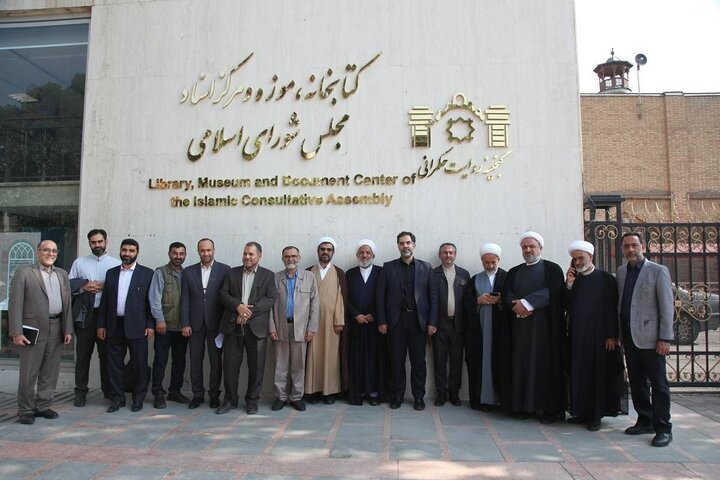 درخواست کتابخانه مجلس از کمیسیون فرهنگی؛ از خرید کتب خطی حمایت کنید