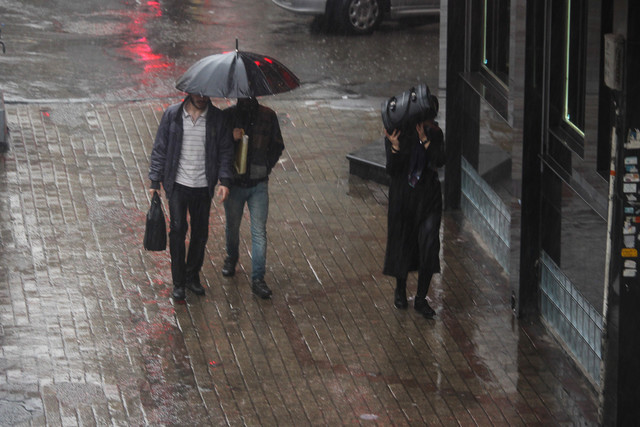 تهران از فردا سردتر می‌شود/ پیش بینی بارش باران و وزش باد