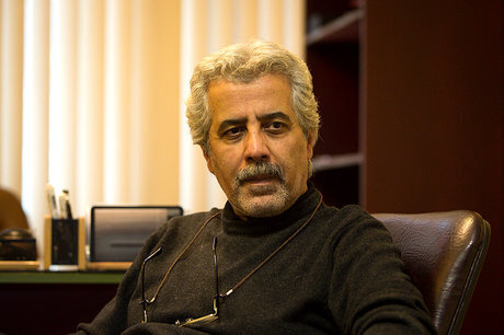 احمدرضا درویش جایزه‌هایش را به مجری شبکه خبر اهدا کرد