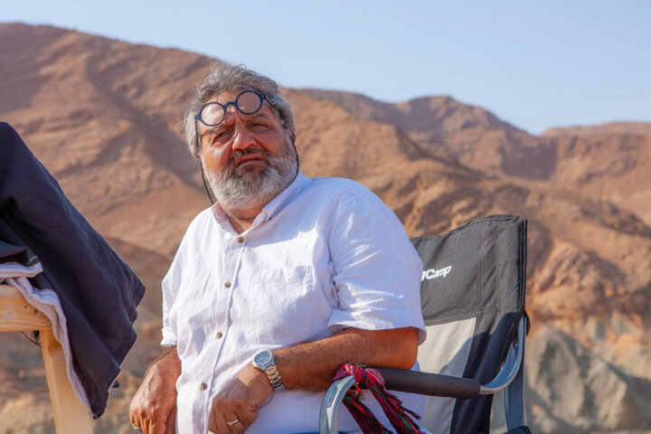  ایستادن برای دین و وطن رستگاری و سکوت کردن ویرانگر است