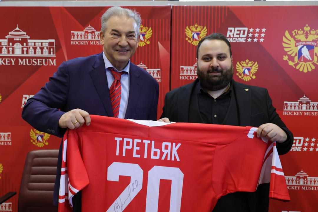 اهدای پیراهن دروازه بانی اسطوره هاکی روی یخ دنیا به گلر پرافتخار ایران/ ارائه طرح توسعه ایران در اجلاس