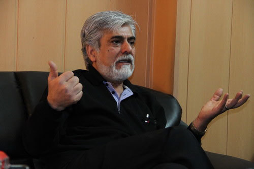 انتقاد حسین پاکدل از کسانی که به آغوش دشمن رفتند