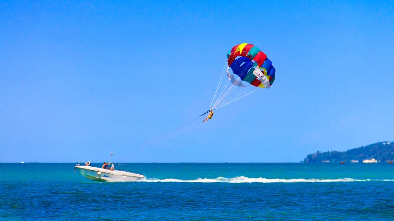 کیش یا قشم؟ کدام مقصد برای سفر تفریحی در تابستان بهتر است؟