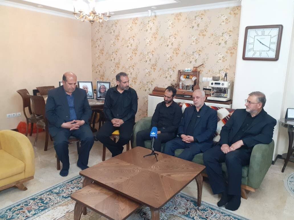 دیدار رئیس بنیاد شهید و امور ایثارگران با خانواده شهیدان حاجیسلطانی و مکتبی از شهدای حملات ترویستی رژیم اشغالگر صهیونیست