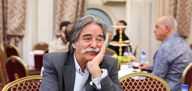 احمد عربانی کاریکاتوریست پیشکسوت در بستر بیماری