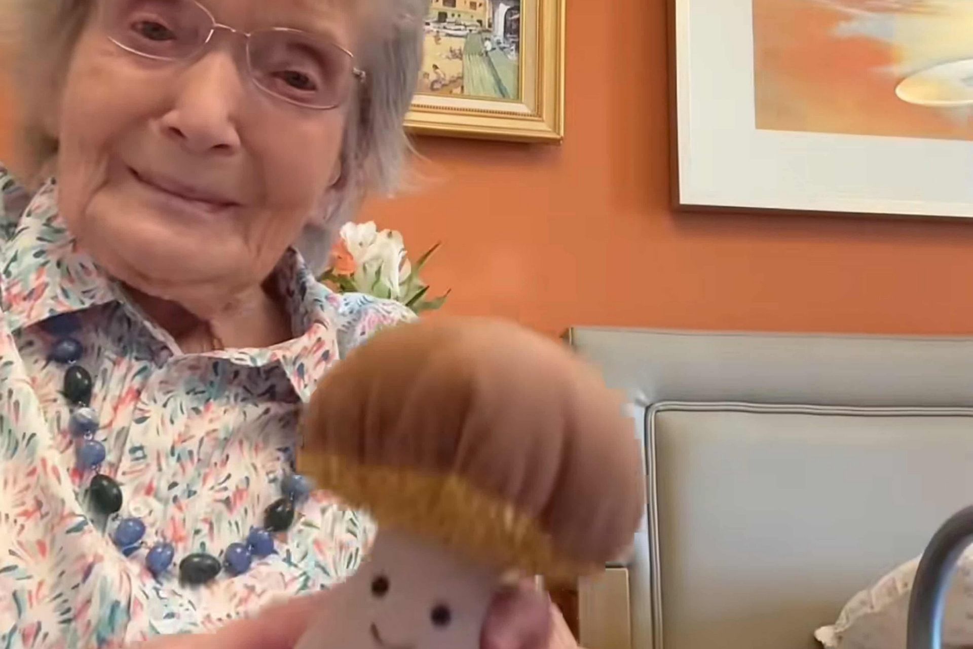 مادربزرگ اینترنتی کیست؟/  قصه‌ی برندا و عروسک‌های امیدبخش