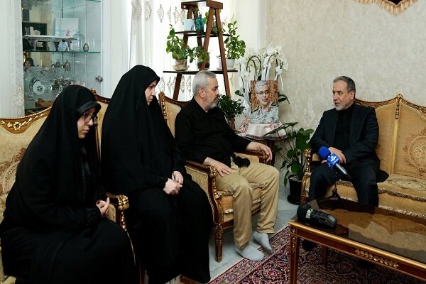 دیدار عراقچی با خانواده شهید سپهبد باقری