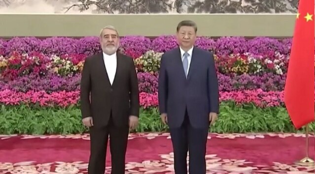 رحمانی فضلی استوارنامه‌اش را به رئیس‌جمهور چین تقدیم کرد