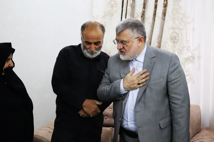 استاندار تهران با خانواده شهید جنگ تحمیلی ۱۲روزه در شهرقدس دیدار کرد