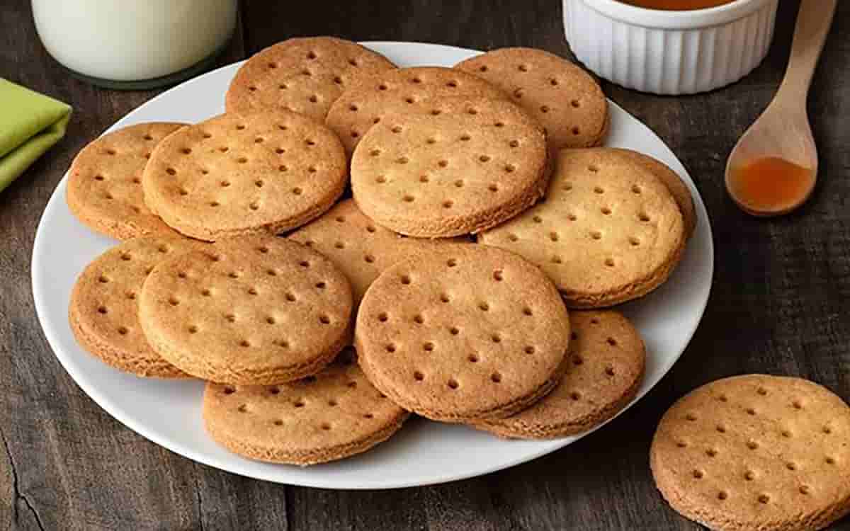 نوستالژی طعمهای قدیمی/ عکس دیدهنشده از خط تولید بیسکویت در سال ۱۳۵۲