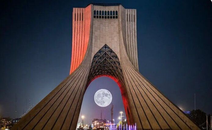 بازدید رایگان خبرنگاران از برج آزادی به مناسبت روز خبرنگار