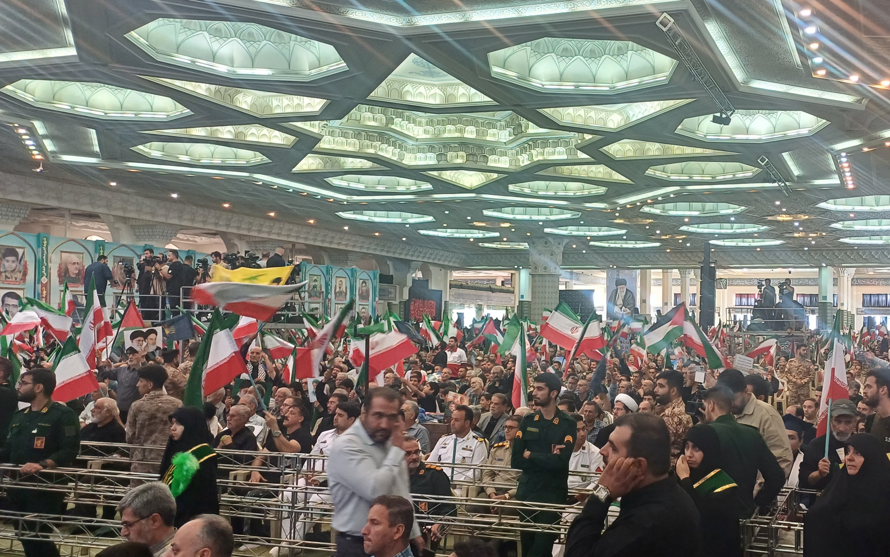 نمايش اقتدار ملت در تولید قدرت جنگ نرم/از سلام نظامی تا فریادهای ای لشکر صاحب زمان آماده باش، آماده باش