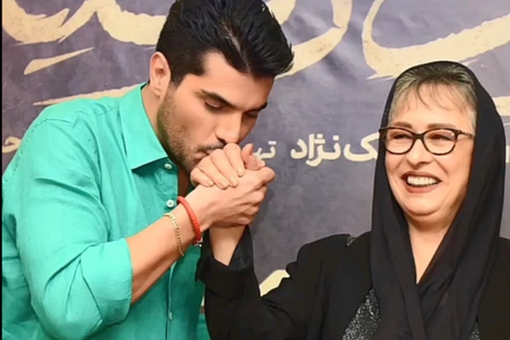 ماجرای بوسه پر حاشیه سینا مهراد بر دستان آزیتا حاجیان/ از قاب بی‌عفتی تا سقوط مرزهای اخلاقی