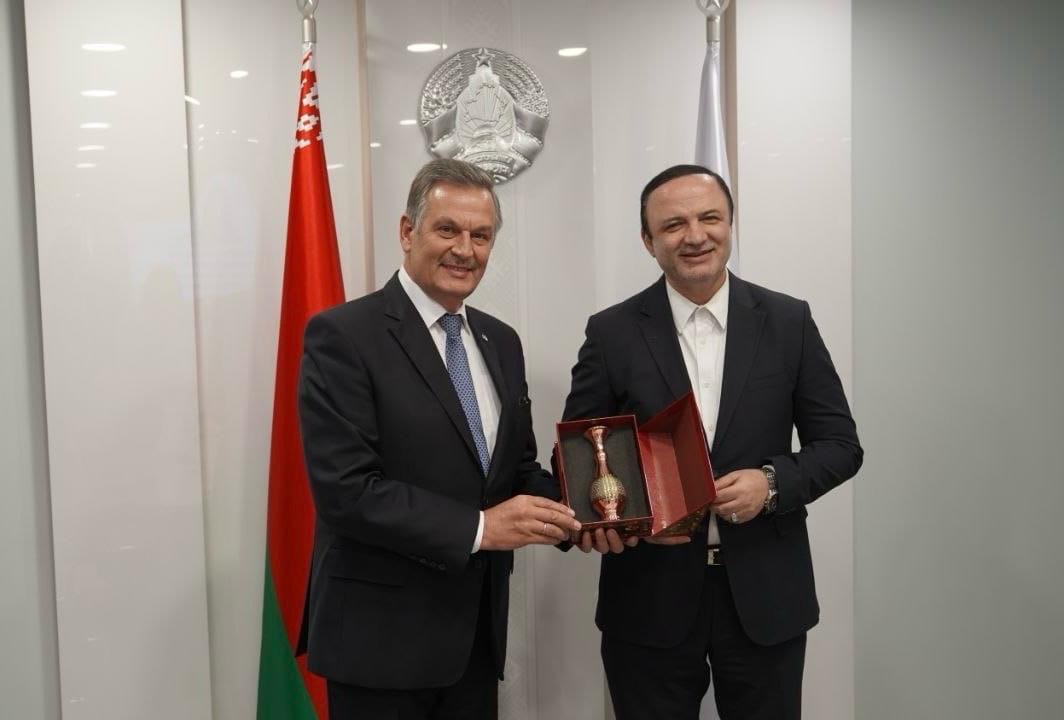 بازدید دبیر شورایعالی مناطق آزاد از صنایع دانش بنیان مینسک