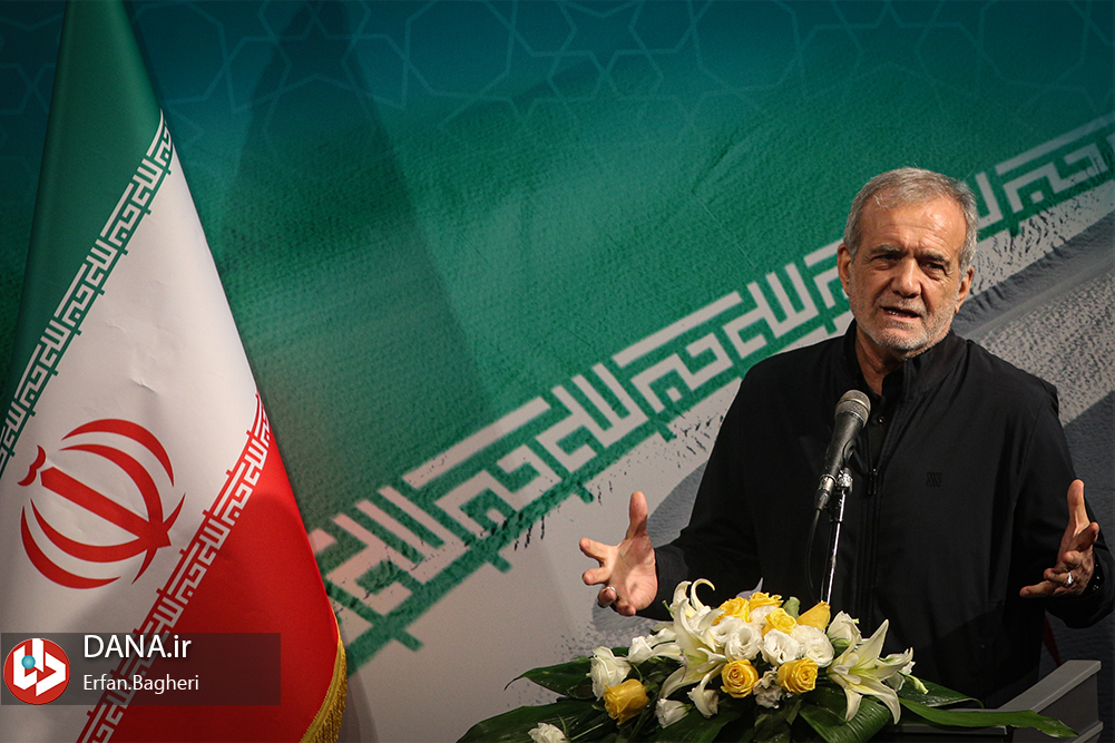 رئیس‌جمهور همراه با ملی‌پوشان فوتبال کشورمان پا به توپ شد