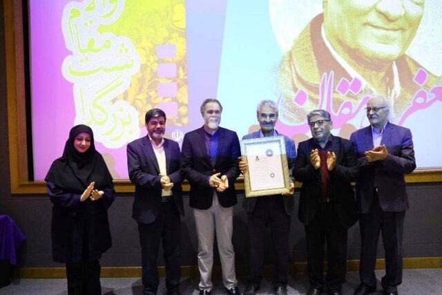 نشان درجه‌ یک هنری به «جعفر دهقان» پرکارترین بازیگر سینمای دفاع مقدس اهدا شد