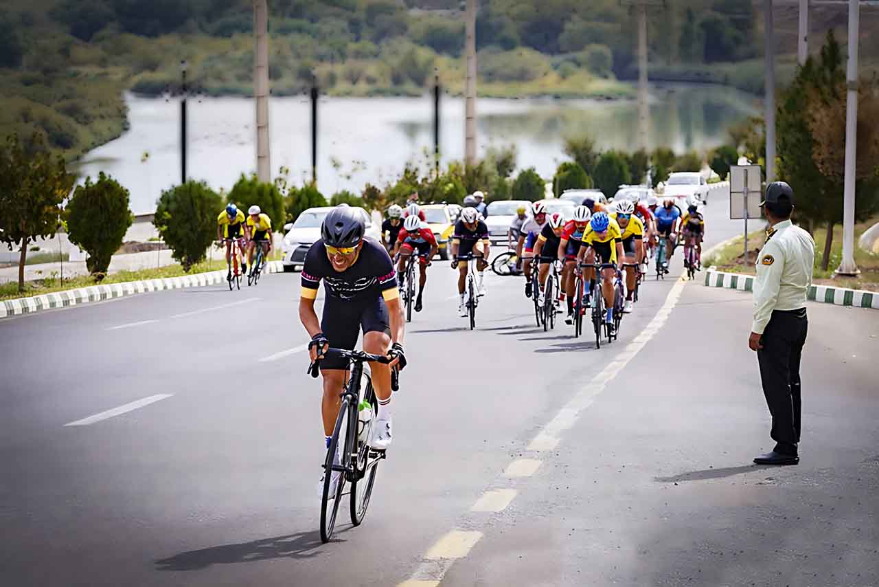 جام آزاد دوچرخه‌سواری با حضور سردار حسینی برگزار شد/ تیم پدافند هوایی قهرمان شد