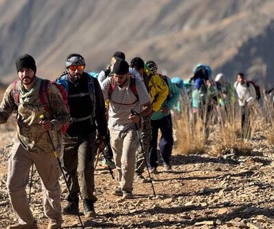 دانشجویان کشور به یاد شهدای جنگ تحمیلی، صعودی نمادین برگزار کردند