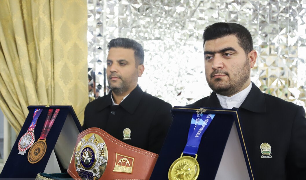 اهدای مدال رحمان عموزاد و احمد محمدنژاد جوان به موزه آستان قدس