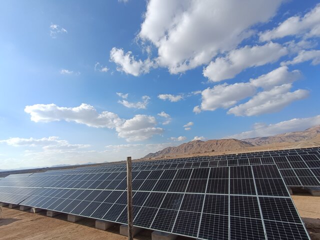 افتتاح طرح‌های نیروگاه خورشیدی یزد با حضور وزیر کشور