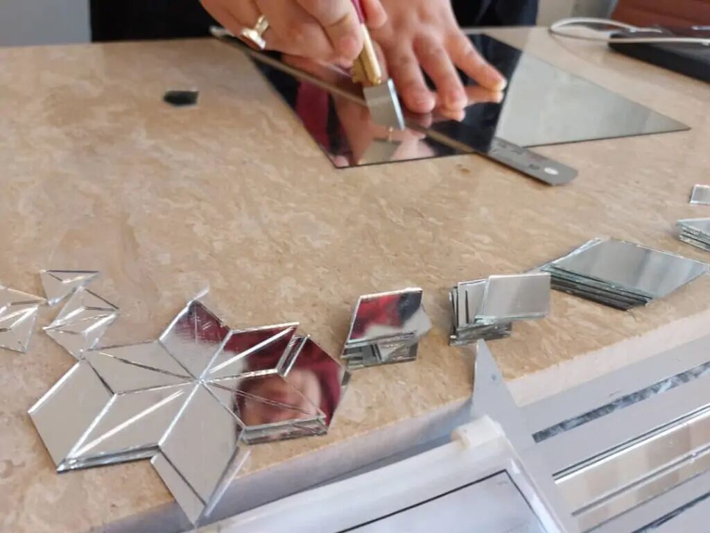 کارگاهی برای آشنایی کودکان با هنر آینه‌کاری