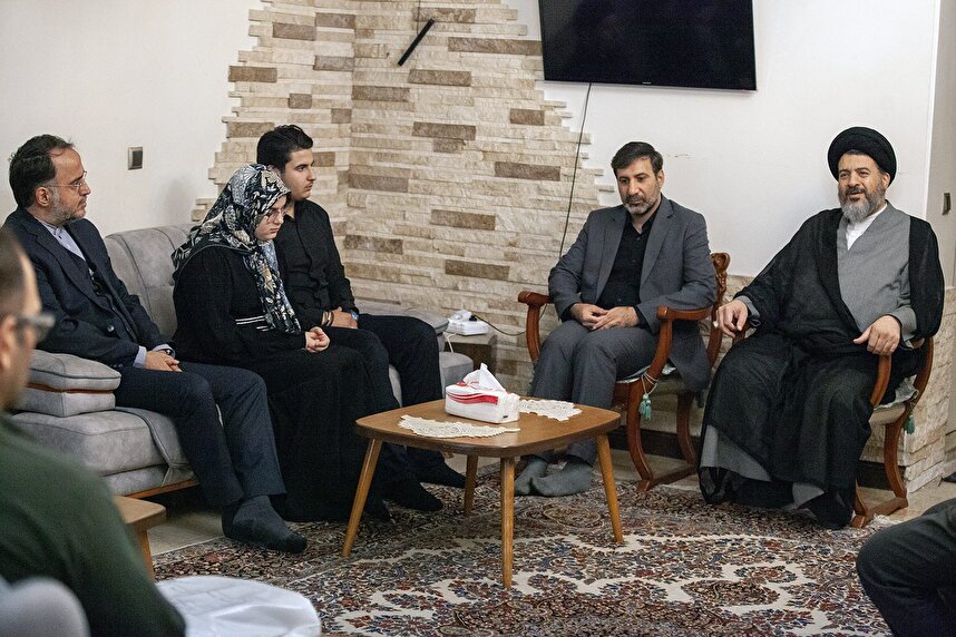 خون شهدا پرده از ریاکاری غرب برداشت/ دیدار با خانواده‌های شهدا درس‌آموز است