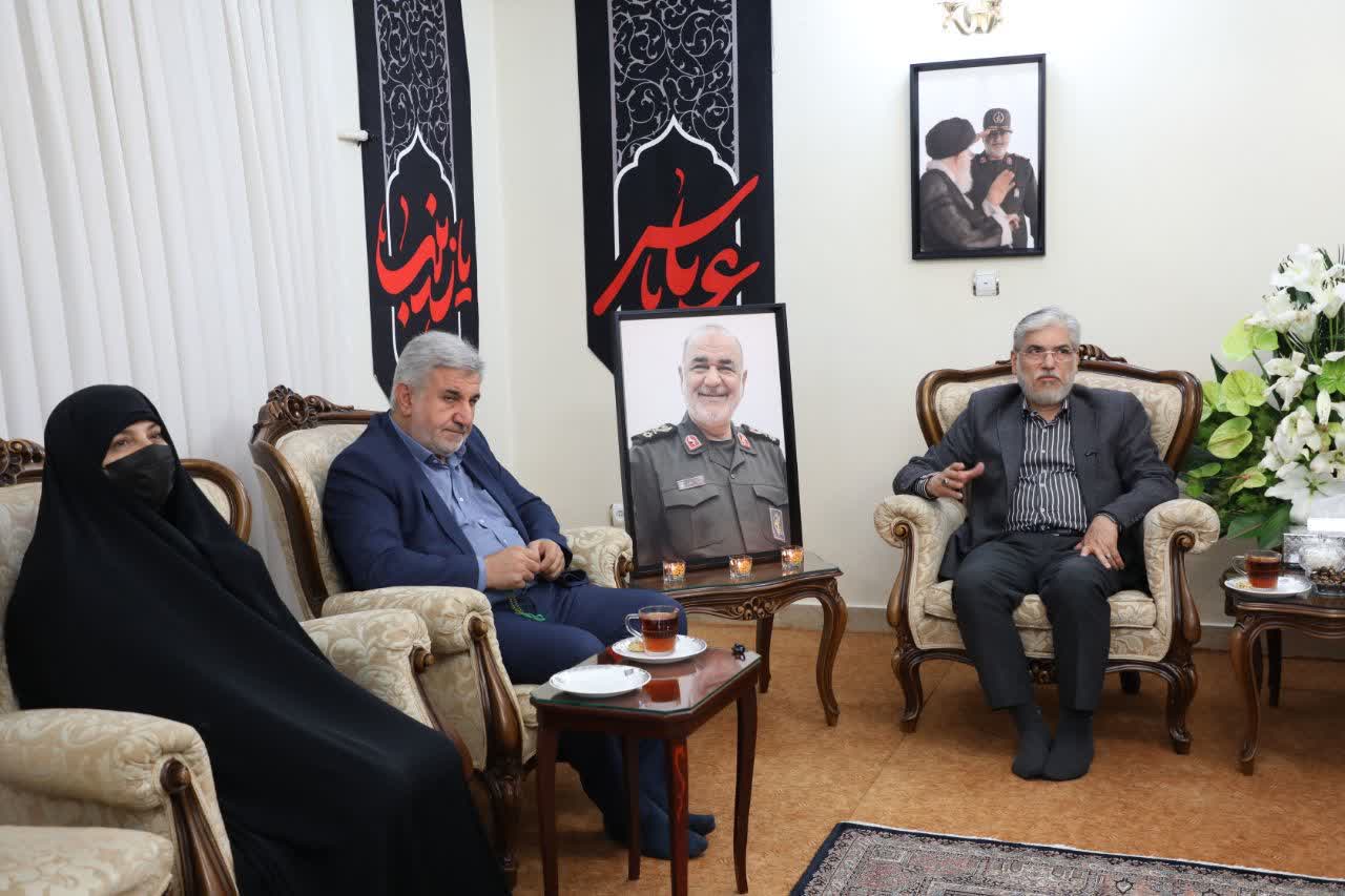 دیدار مردانی و سیمایی با خانواده شهید سلامی/ تاکید بر نگاه بلند شهید به دانشگاه و جوانان 