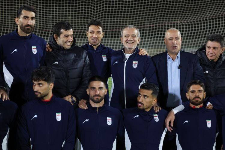 حضور رئیس جمهور در اردوی تیم ملی فوتبال/ پزشکیان پا به توپ شد