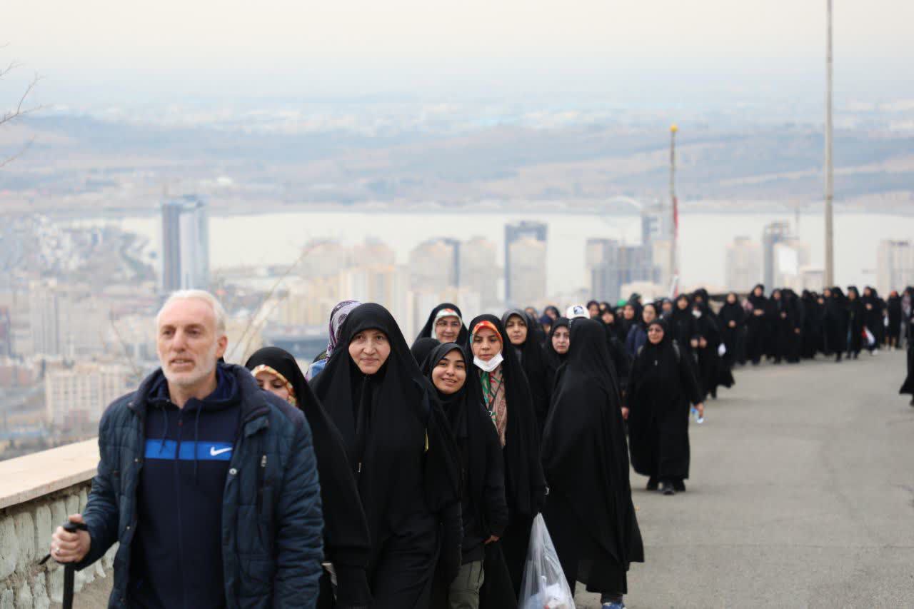 صعود سراسری ۱۱۰ تیم کوهنوردی خواهران بسیجی گردان‌های کوثر به مناسبت میلاد حضرت زهرا(س)