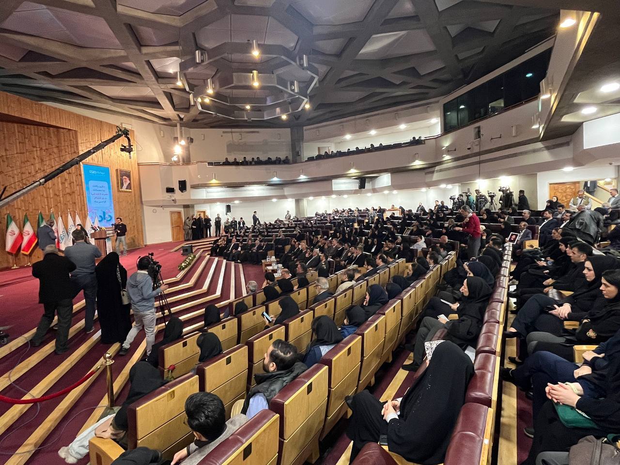 
مادران و همسران شهدای جنگ ۱۲ روزه تجلیل شدند/ رضایت خانواده شهدا، شاخص کسب رضایت خداوند است
