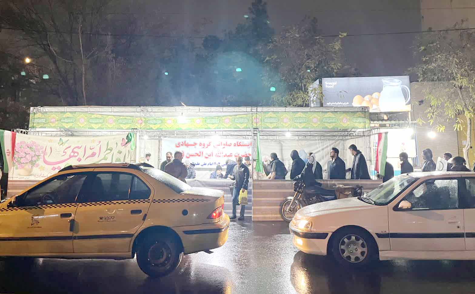 موکب جهادی حضرت عبدالله ابن الحسن علیه السلام در شب میلاد مادر با کیک 110 کیلویی به پذیرایی مردم رفت