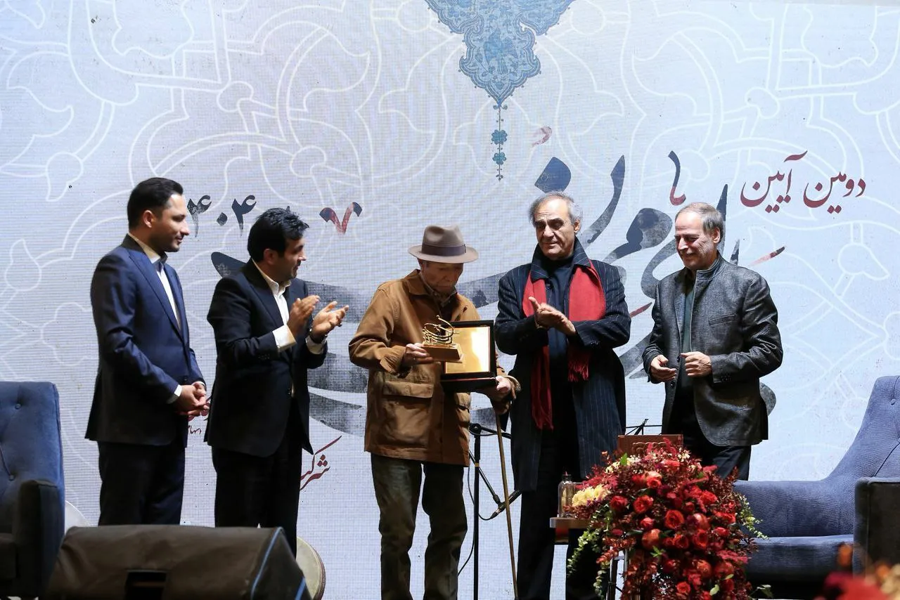 اعطای نشان اصالت به علی نصیریان در آیین «یلدای مهان»