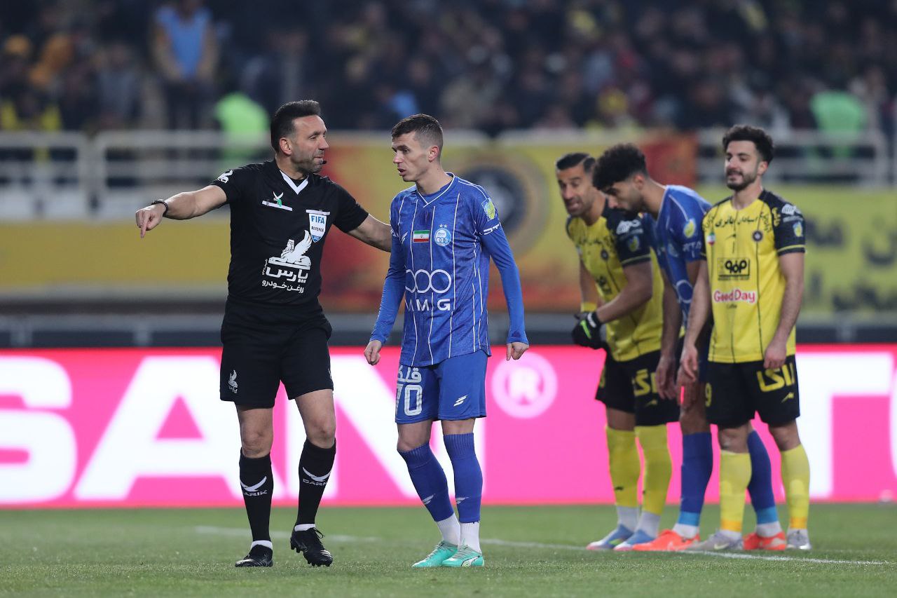 لیگ برتر فوتبال| برد 6 امتیازی آبی ها در اصفهان/ قهرمان زمینگیر شد،  استقلال به کورس برگشت