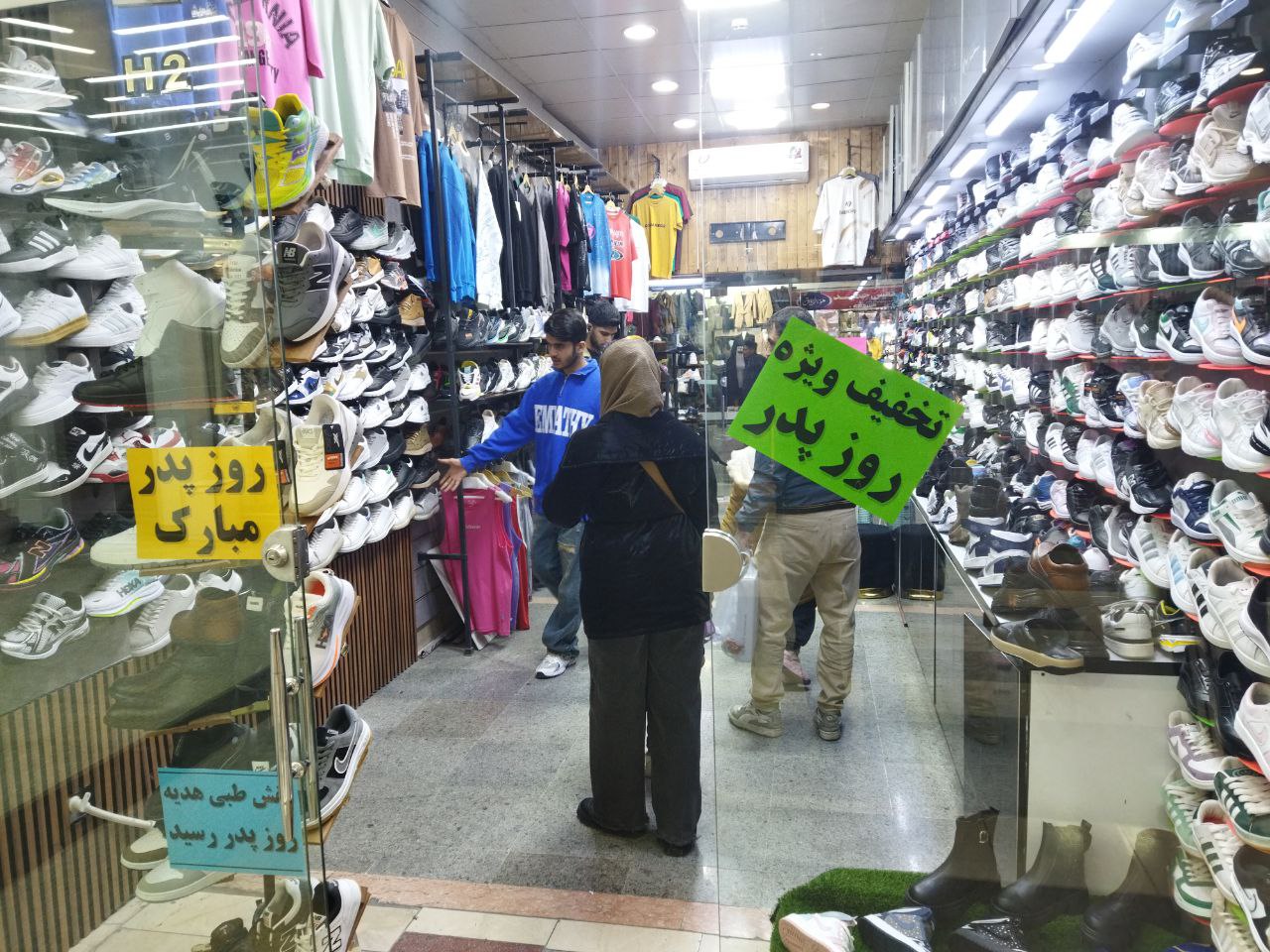 آرامش کامل بازار تهران و شهرهای اطراف در شب میلاد امام علی (ع)/ کسبه با تخفیف‌های ویژه همراه مردم هستند