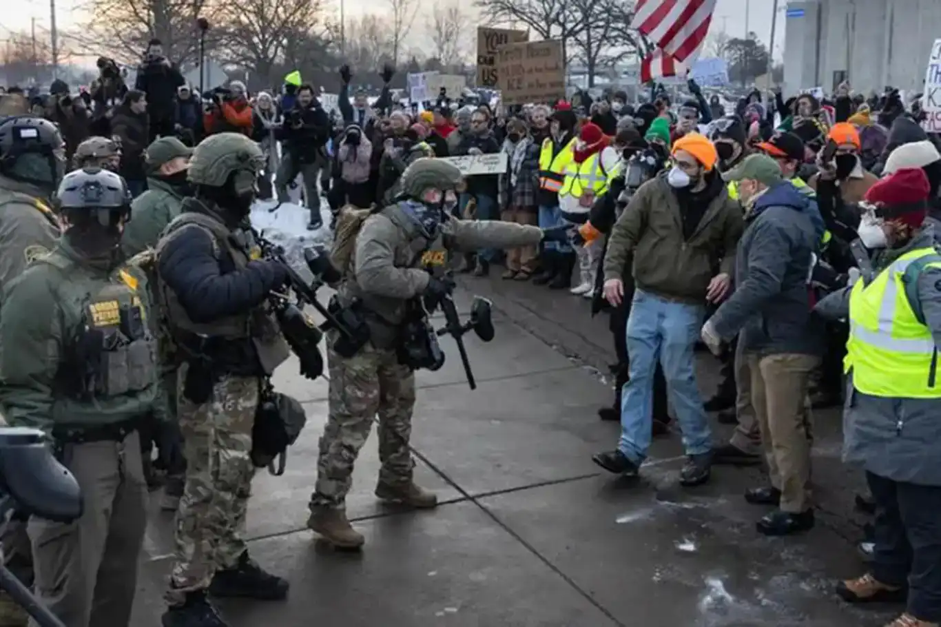 یک بام و دو هوای سیاست های آمریکایی در جنگ شهری/ گارد ملی آمریکا علیه مردم مینیاپولیس!