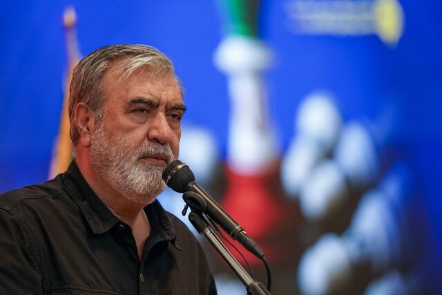 همزمان با مذاکره توان نظامی خود را نیز تقویت می کنيم/ پشتوانه موشک های ایرانی انسجام ملی است 