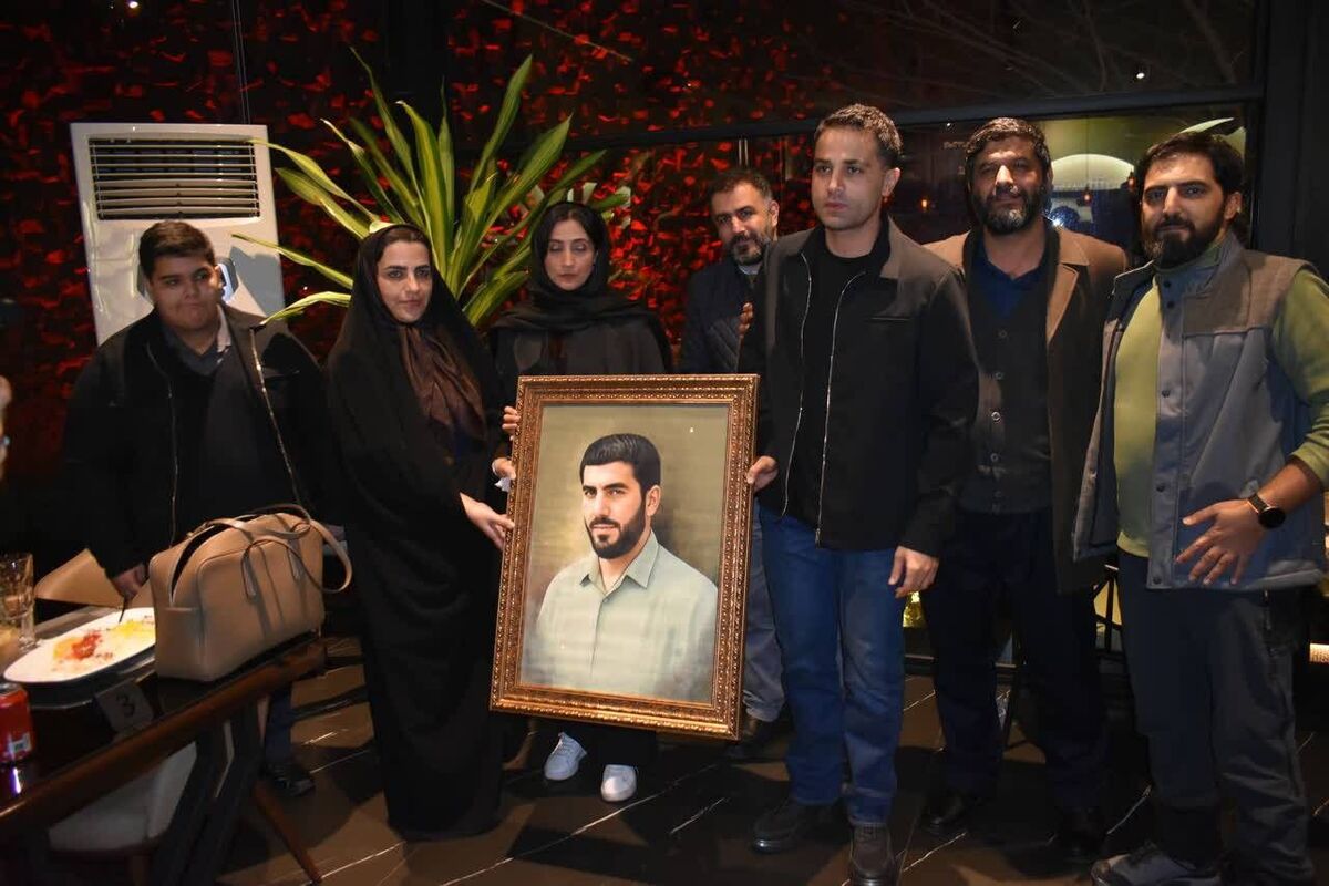 خانواده شهید املاکی به تماشای «جانشین» نشستند/استقبال گسترده سینماگران و صنوف سینمایی از فیلم در برج میلاد
