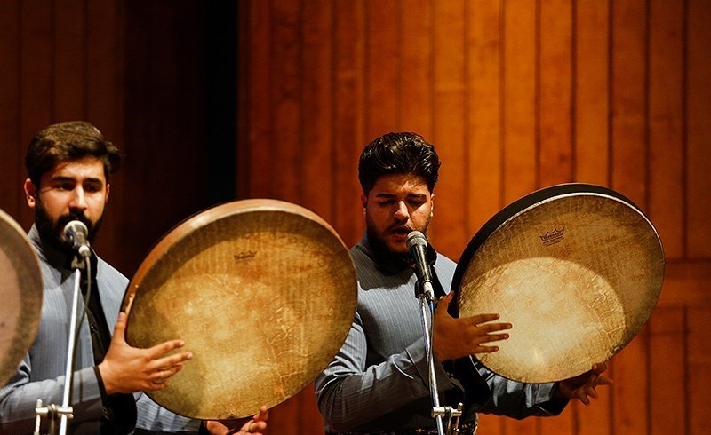 دف نوازان کردستان شب آئین هنر و موسیقی را آغاز کردند