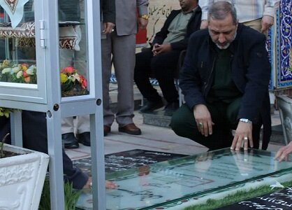 ادای احترام فرمانده نیروی هوافضای سپاه پاسداران به مقام سردار سلیمانی