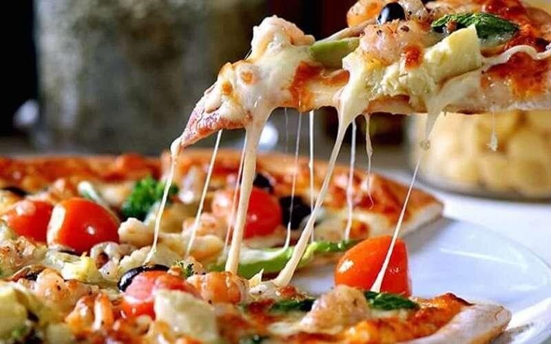 طرز تهیه پیتزای گیاهی خانگی با سبزیجات رنگارنگ و پنیر آبدار