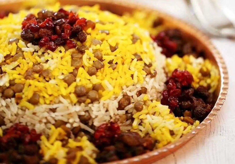 فوت وفن های طلائی طرز تهیه عدس‌پلو مجلسی بدون گوشت با کشمش و پیازداغ