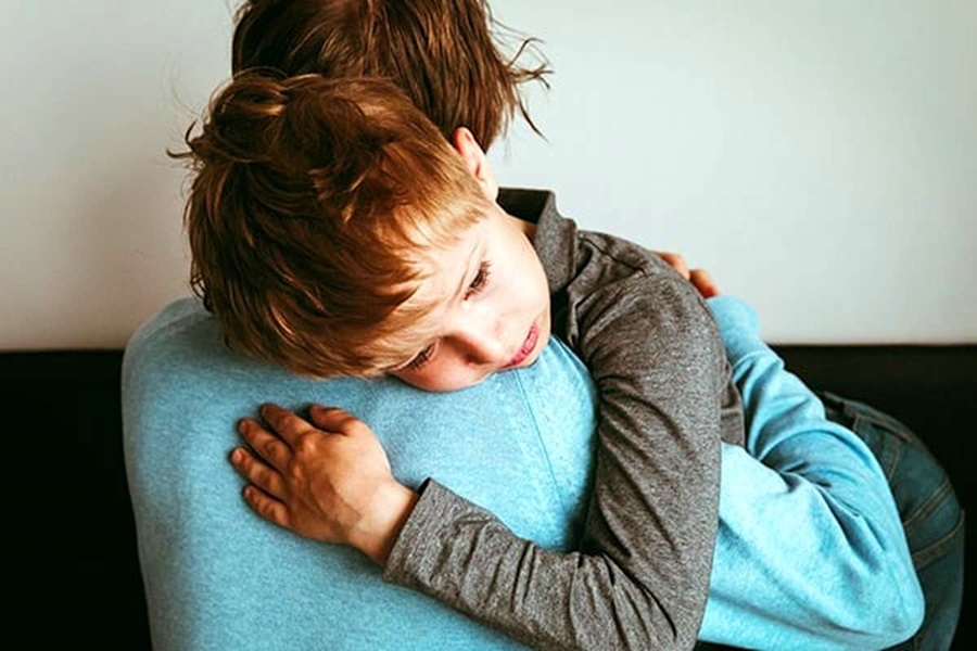 اخبار جنگی به کودکان استرس می‌دهد؟/ این ۶ راهکار را امتحان کنید