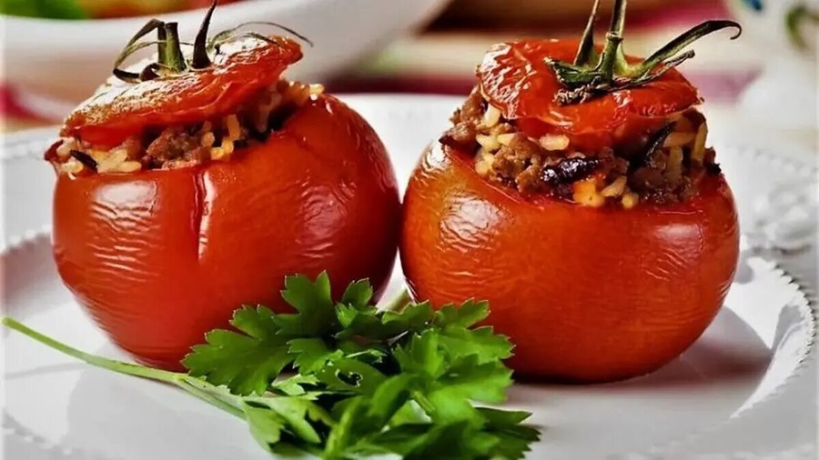 طرز تهیه دلمه گوجه فرنگی مجلسی به روش اصیل با سس مخصوص