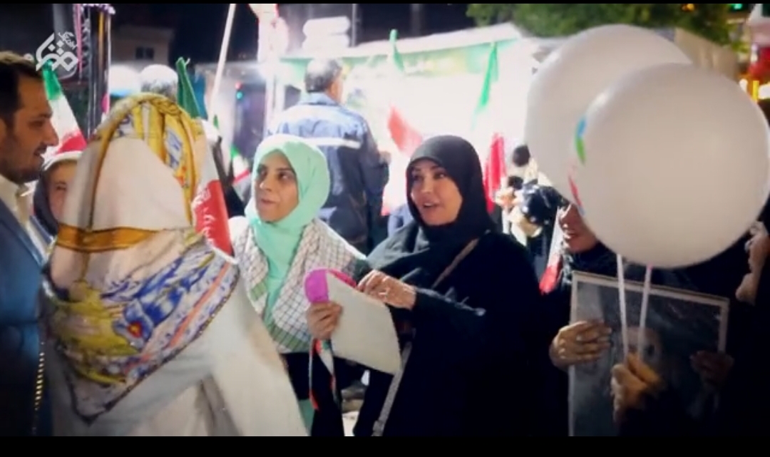 دعوت جالب یک عروس و داماد از مردم به جشن‌شون/ رفتن میون اجتماعات شبانه، کارت دعوت عروسی پخش کردن!